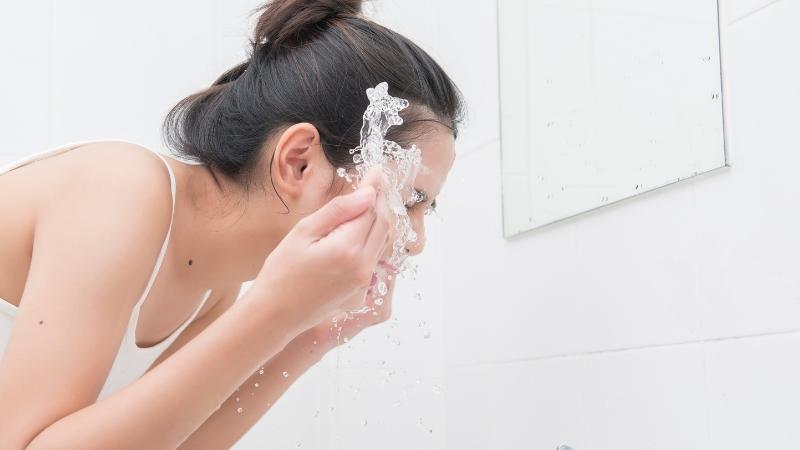 What is the reverse face wash method?