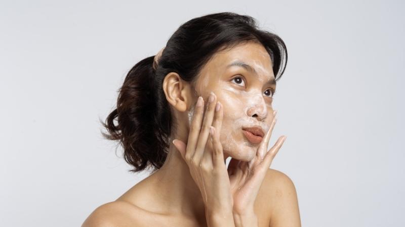 Chuyên gia da liễu mách bí quyết rửa mặt giúp hạn chế thâm sạm hiệu quả