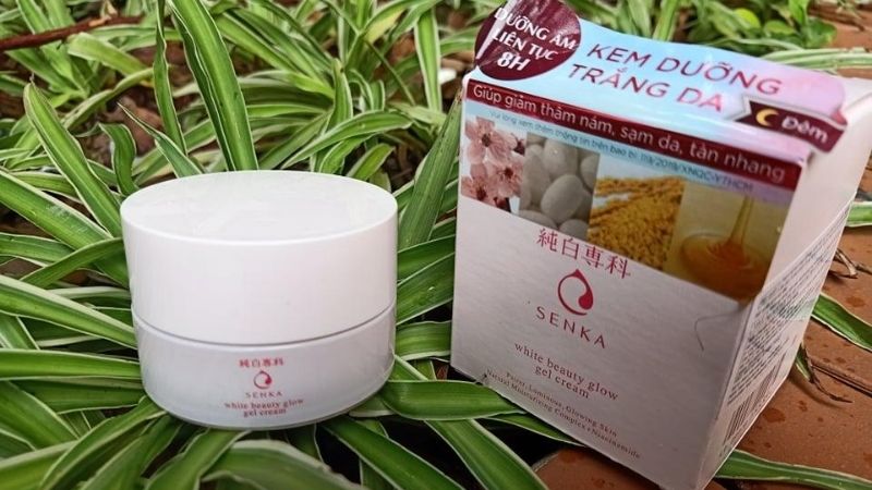 Về bao bì, thiết kế của kem dưỡng trắng da ban đêm Senka White Beauty Glow Gel Cream