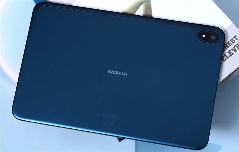 Mặt lưng được hoàn thiện từ kim loại với các cạnh viền bo cong của Nokia Tab T20 cho cảm giác cầm nắm cực kỳ thoải mái. 