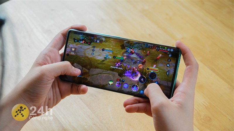 Vi xử lý mạnh mẽ giúp Vivo X80 có thể chiến tốt các tựa game phổ biến hiện nay. Vi xử lý mạnh mẽ giúp Vivo X80 có thể chiến tốt các tựa game phổ biến hiện nay.