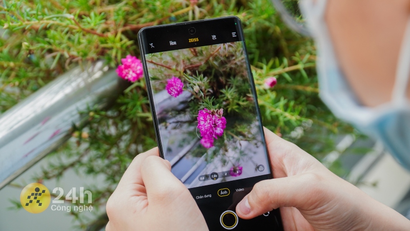 Công nghệ chống rung quang học OIS đem đến khả năng quay chụp ổn định hơn cho thiết bị. Công nghệ chống rung quang học OIS đem đến khả năng quay chụp ổn định hơn cho thiết bị.