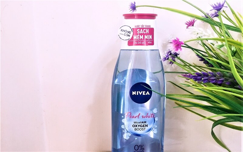 Nước tẩy trang Nivea sạch mềm mịn sáng da chai 200ml có bao bì được trang trí sang trọng