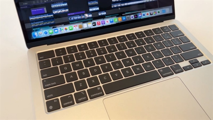 Cận cảnh MacBook Air M2 khi trên tay: Thiết kế siêu mỏng, cấu hình ấn tượng > Bàn phím Magic Keyboard
