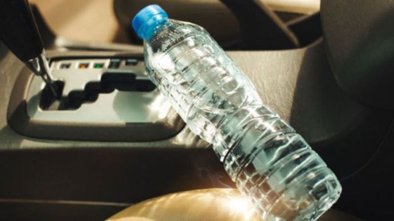 Nước đóng chai để lâu trong xe ô tô sẽ thành chất độc vì thói quen này