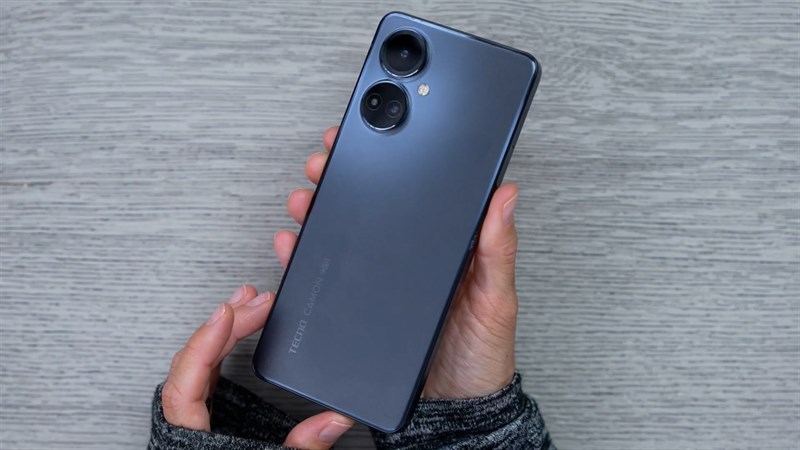 Mặt lưng Tecno Camon 19 Pro 5G được hoàn thiện dạng nhám