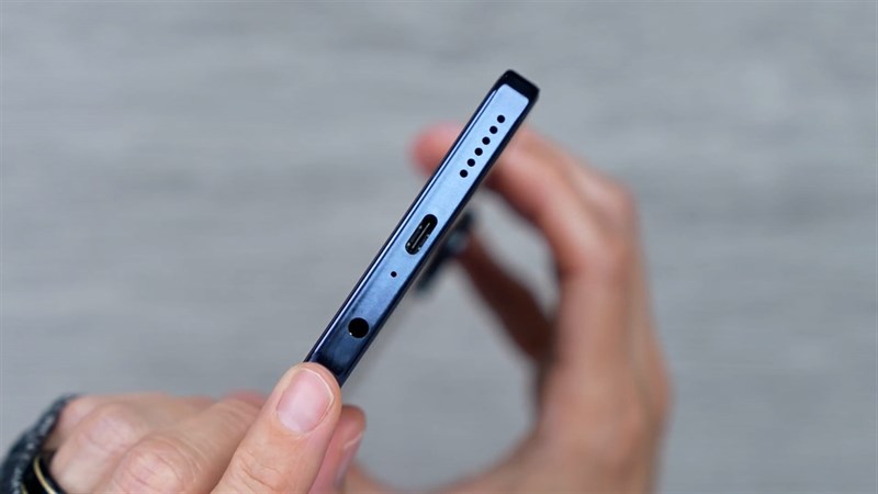 Cạnh dưới của Tecno Camon 19 Pro 5G gồm lỗ cắm tai nghe 3.5 mm, cổng sạc USB Type - C, mic thoại và loa ngoài
