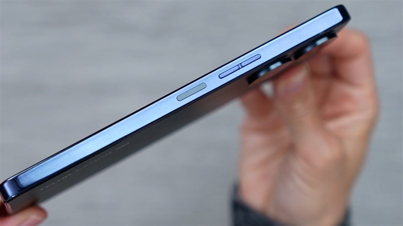 Cạnh phải máy là nơi đặt nút nguồn tích hợp cảm biến vân tay và cụm phím tăng giảm âm lượng