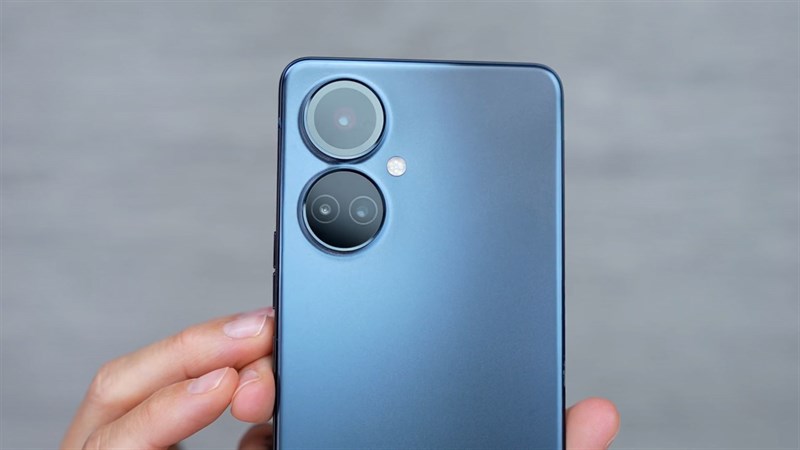 Điểm nhấn trên phần mặt lưng này chính là cụm 3 camera nhưng được thiết kế nằm trong 2 vòng tròn kép