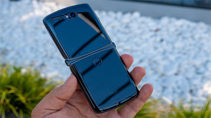 Motorola Razr 3 có thiết kế kiểu gập giống các điện thoại thời xưa