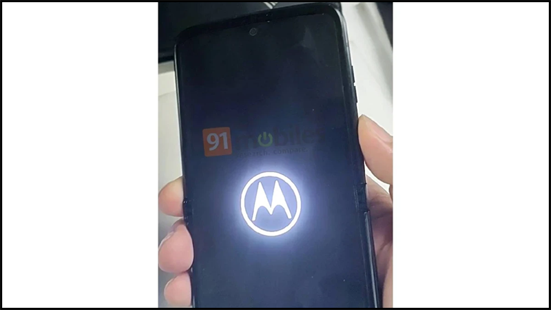 Motorola Razr 3 sẽ có thiết kế đục lỗ phía trước