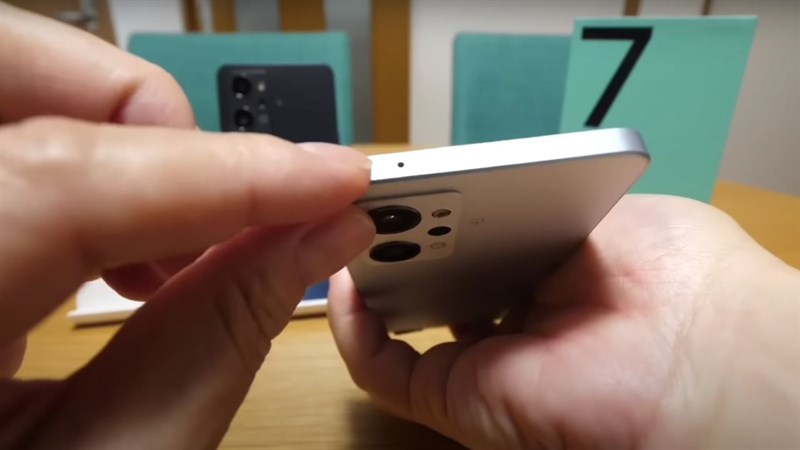 Cạnh trên của OPPO Reno7 A chỉ có duy nhất một mic phụ Cạnh trên của OPPO Reno7 A chỉ có duy nhất một mic phụ