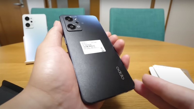 OPPO Reno7 A có mặt lưng được thiết kế khá đơn giản với mặt nhám. OPPO Reno7 A có mặt lưng được thiết kế khá đơn giản với mặt nhám.