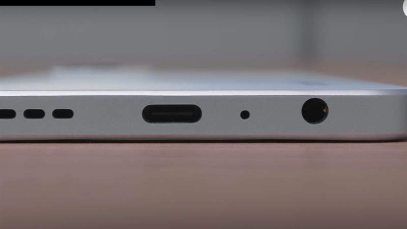 cạnh dưới của OPPO Reno7 A là cổng USB Type-C, cổng tai nghe 3.5 mm, mic thoại cùng dải loa ngoài cạnh dưới của OPPO Reno7 A là cổng USB Type-C, cổng tai nghe 3.5 mm, mic thoại cùng dải loa ngoài