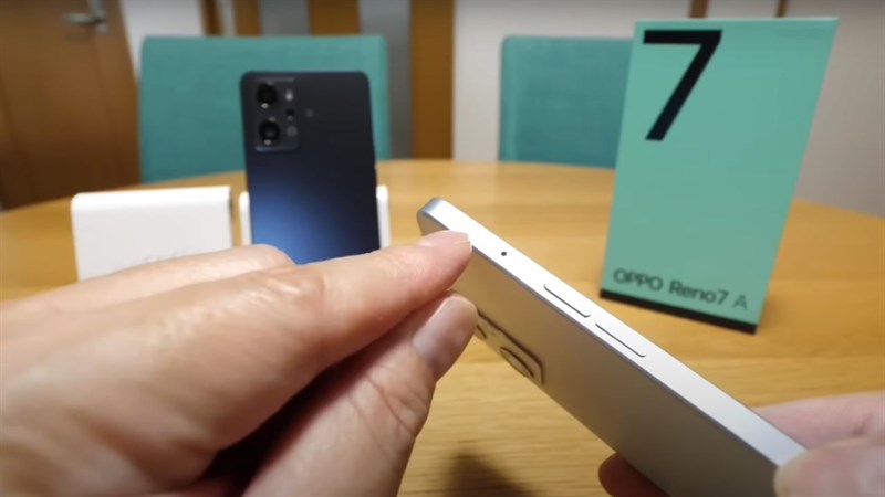 Cạnh trái của OPPO Reno7 A là khe chọc SIM Cạnh trái của OPPO Reno7 A là khe chọc SIM