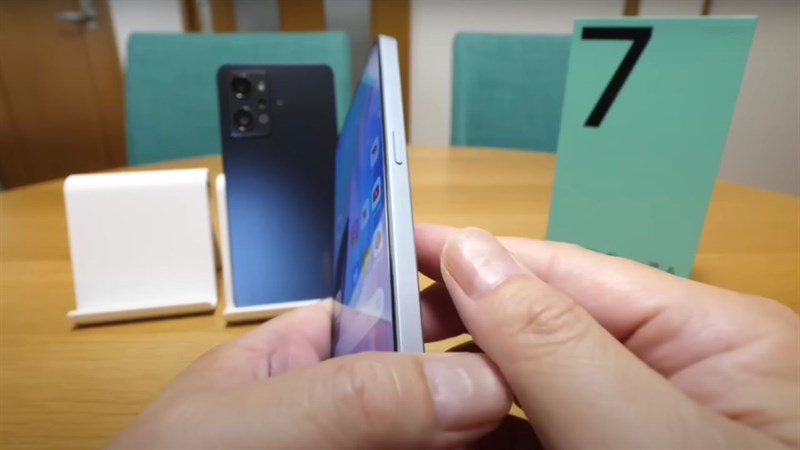 Cạnh phải OPPO Reno7 A được đặt nút nguồn riêng lẻ Cạnh phải OPPO Reno7 A được đặt nút nguồn riêng lẻ