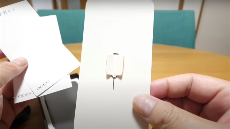Que chọc SIM đi kèm trong hộp của OPPO Reno7 A Que chọc SIM đi kèm trong hộp của OPPO Reno7 A