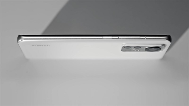 Xiaomi 12S được hoàn thiện từ chất liệu kim loại và kính nhám Xiaomi 12S được hoàn thiện từ chất liệu kim loại và kính nhám