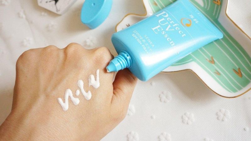 Cách dùng Tinh chất chống nắng Senka Perfect UV Essence