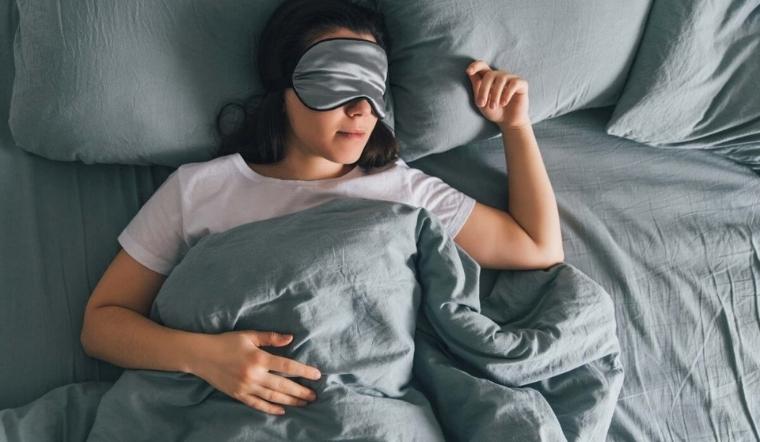 Có nên đeo bịt mắt khi ngủ không? Khi nào nên dùng miếng bịt mắt