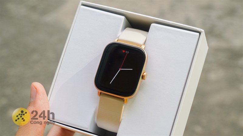 Amazfit GTS 3 sở hữu thiết kế mặt vuông năng động.