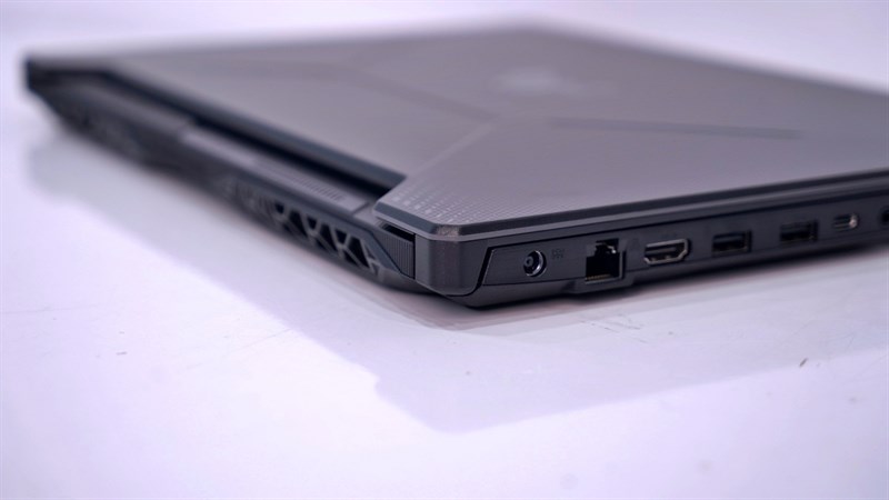 ASUS TUF Gaming FX 506HC sở hữu cấu hình chiến game mạnh mẽ với i5-11400H