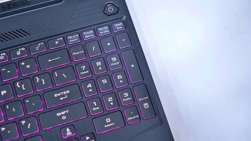 Hệ thống bàn phím này còn được trang bị đèn LED RGB giúp cho tổng thể của thiết bị thêm đẹp mắt hơn
