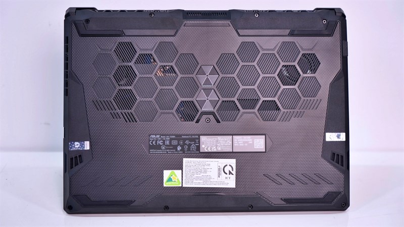 ASUS TUF Gaming FX506HC được hoàn thiện từ chất liệu nhựa nhưng vẫn đảm bảo được sự chắc chắn