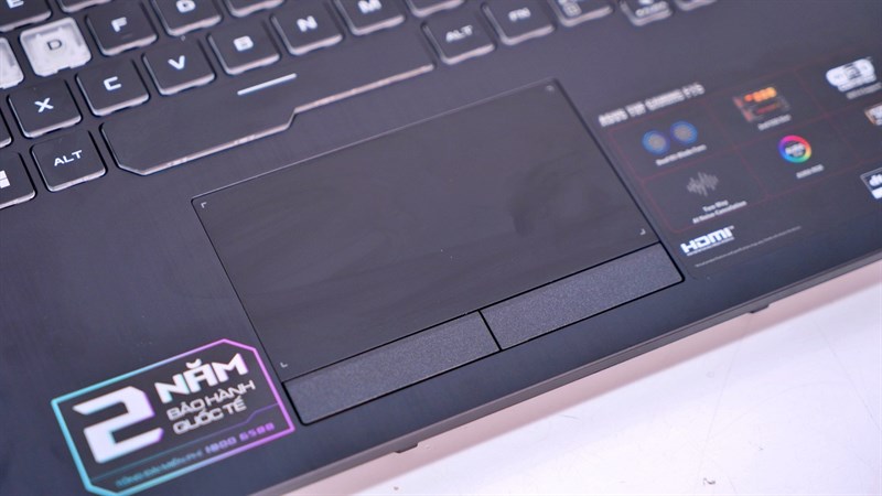 ASUS TUF Gaming FX506HC được trang bị touchpad khá lớn cùng hai nút chuột giúp tương tác dễ dàng hơn