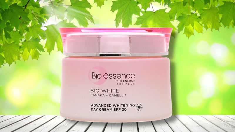 Về bao bì, thiết kế của kem dưỡng trắng da ban ngày Bio-essence White