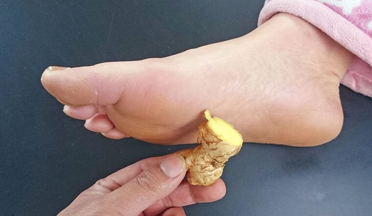 Chỉ xoa gừng vào lòng bàn chân, nhận ngay những lợi ích bất ngờ này