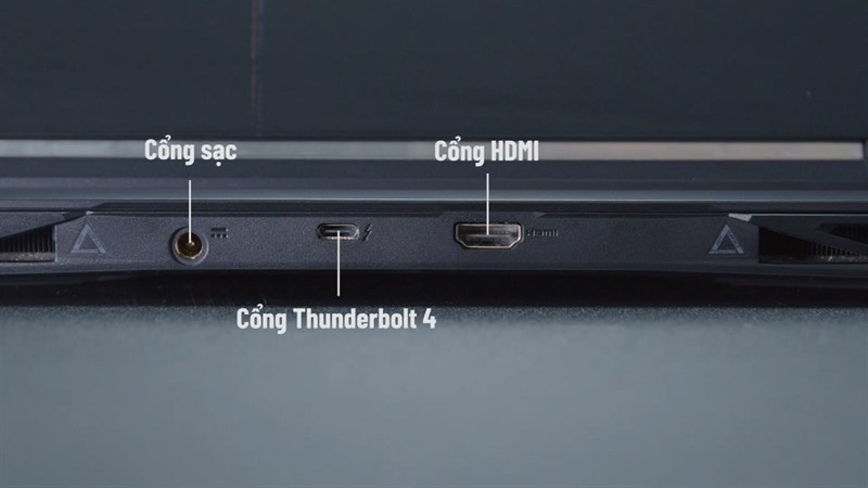 Cạnh sau của máy với cổng sạc, cổng USB-C Thunderbolt 4 và cổng HDMI