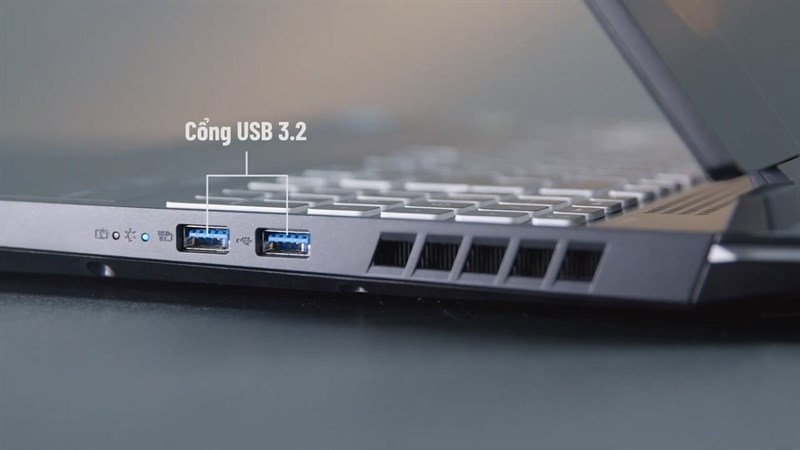 Cạnh phải của máy với 2 cổng USB-A 3.2