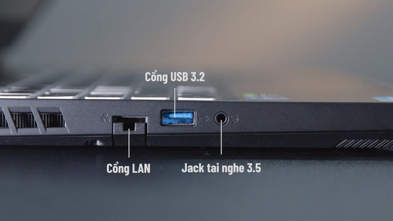 Cạnh trái của máy với cổng USB-A 3.2, cổng LAN RJ45 và jack tai nghe 3.5 mm