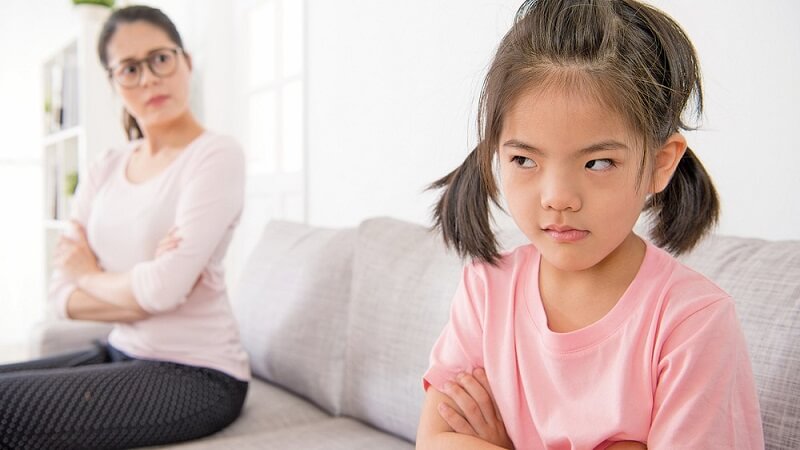 Các bậc phụ huynh khi thấy trẻ mắc lỗi thì trước hết hãy nhẹ nhàng giải thích cho trẻ sai lầm đó gây ra hậu quả gì