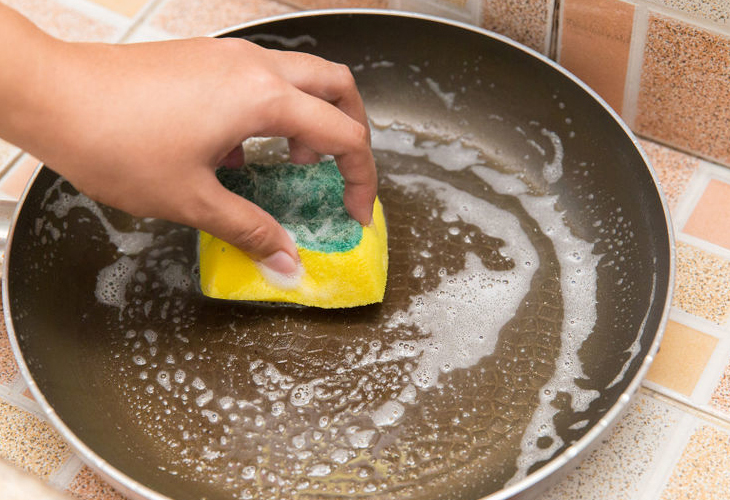 Dùng nước rửa chén và miếng rửa chén mềm để vệ sinh chảo chống dính