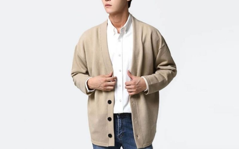 Kiểu phối áo cardigan, sơ mi trắng và quần jean hợp với những bạn nam trẻ trung, thư sinh