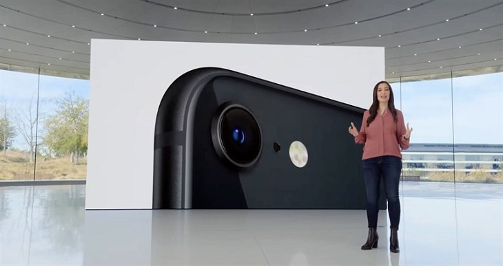 iPhone SE 2022 chỉ có độ phân giải 7 MP, còn camera selfie của iPhone 11 là 12 MP