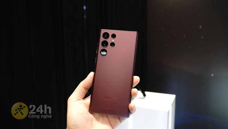 Galaxy ZFold4 có nhiều nét tương đồng về ngôn ngữ thiết kế với Galaxy S22 Ultra