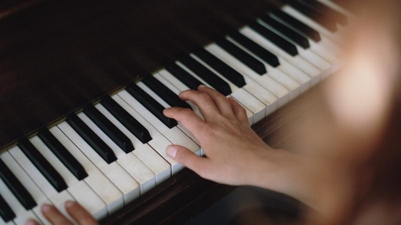 Những lợi ích thần kỳ khi bé được học piano từ sớm