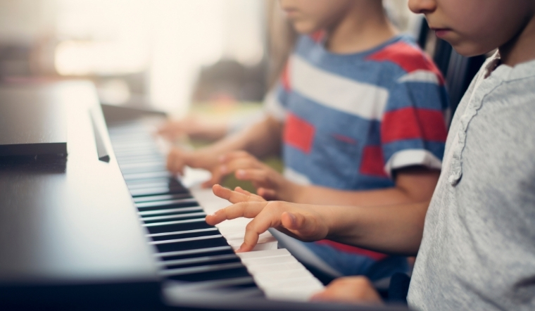 Những Lợi Ích Thần Kỳ Khi Bé Được Học Piano Từ Sớm