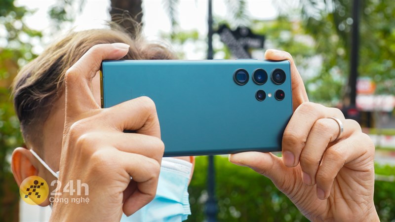 Pose dáng cực đỉnh với điện thoại Galaxy có camera 108MP hạ quá xá đã