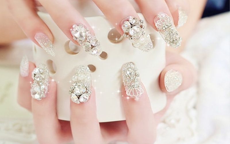 Mẫu nail hồng đính đá xà cừ sang trọng