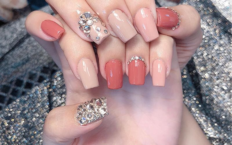 Mẫu nail hồng đính đá xà cừ phối cam