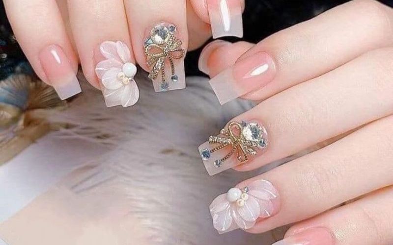 Mẫu nail màu hồng cá tính đính hoa