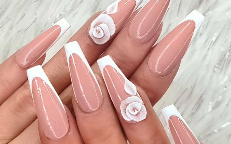 Mẫu nail màu hồng cá tính vẽ hoa