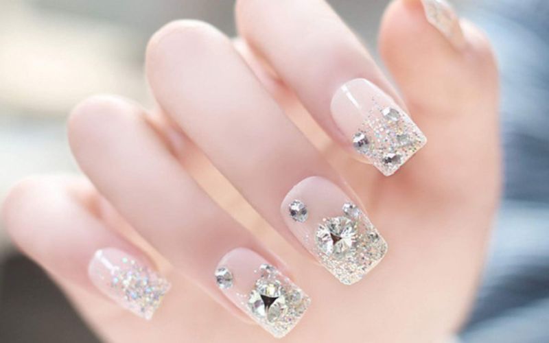 Mẫu nail hồng đính kim tuyến nữ tính