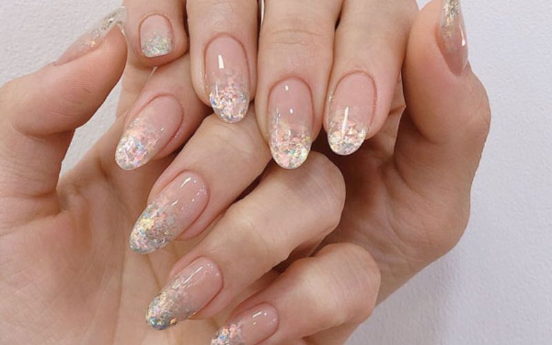 Mẫu nail hồng đính kim tuyến cá tính