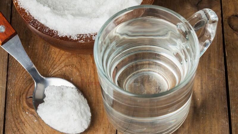 Dùng baking soda kết hợp với nước ấm