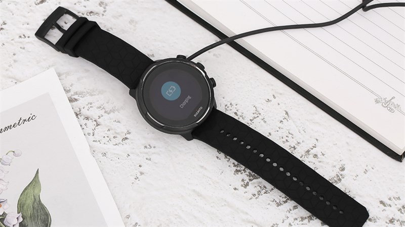 Suunto 9 Baro Titanium có thời lượng pin khá tốt để có thể đồng hành cùng bạn trong cả ngày dài.